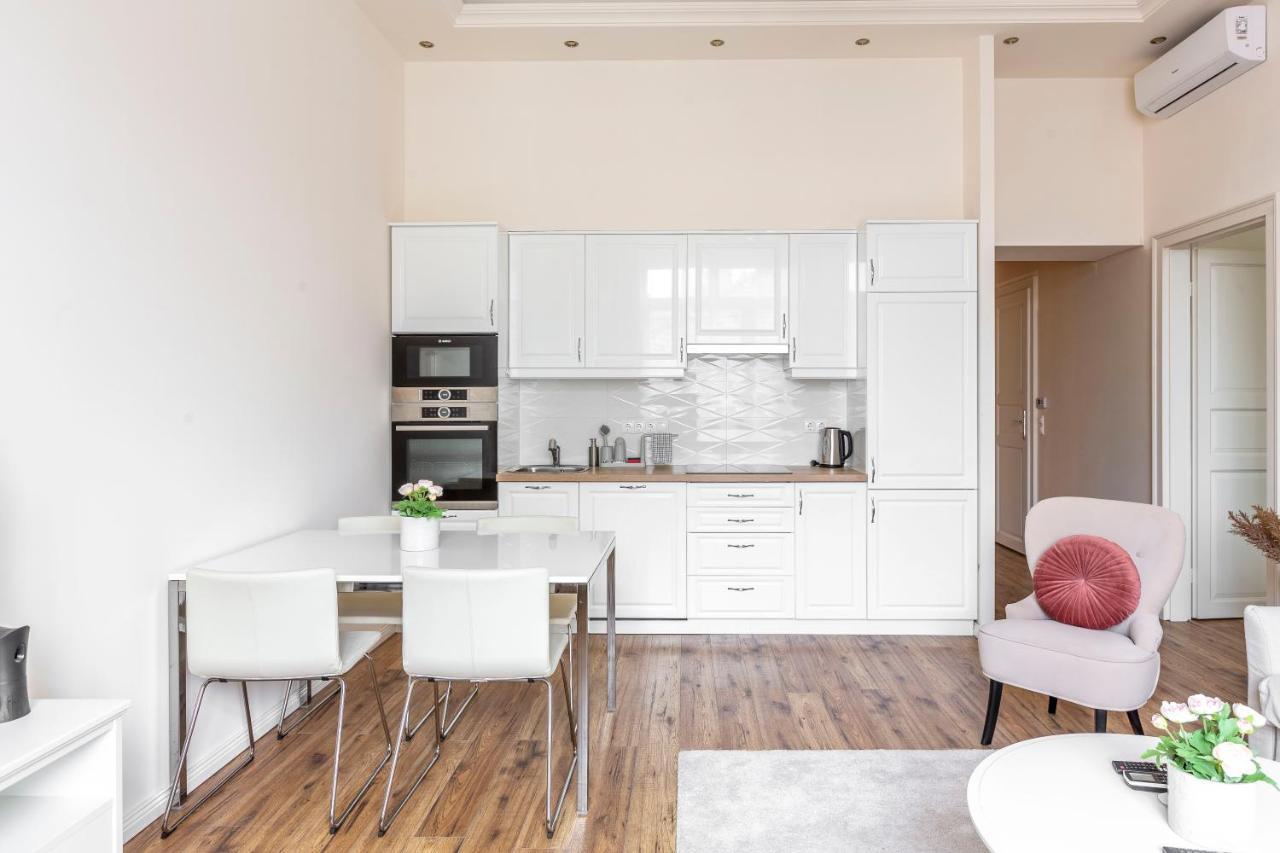 Luxurious Central Apartment In Liszt Ferenc Square Budapesta Exterior foto