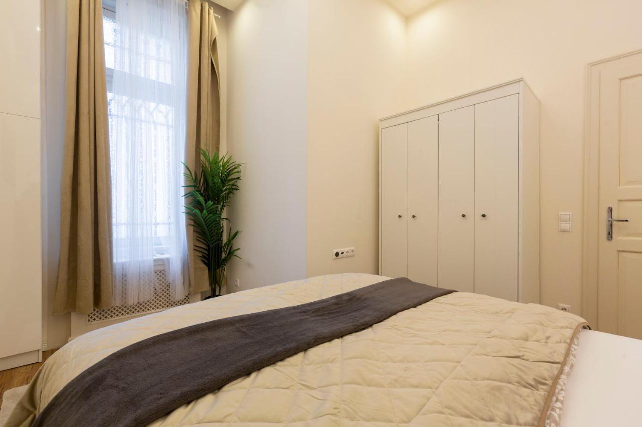 Luxurious Central Apartment In Liszt Ferenc Square Budapesta Exterior foto